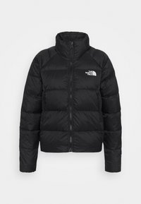 Doudoune noire avec un col haut, fermeture éclair et poches latérales. Présente un design matelassé et le logo The North Face sur la poitrine.