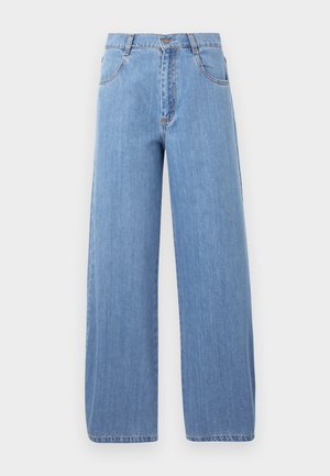 Jeans en denim bleu clair à jambes larges, dotés d'une taille haute, de poches avant et de détails de couture subtils sur les coutures.