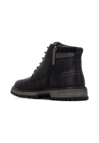 Bota de cuero negro de tobillo con un cuello texturizado, cremallera lateral, diseño de cordones y suela de goma resistente para mayor tracción.