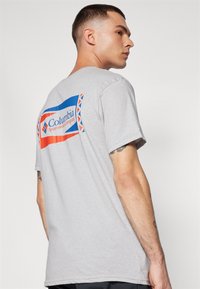 Columbia NORTH CASCADES™ SHORT SLEEVE TEE - Marškinėliai su spaudiniu - grey