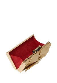 Clutch dorato con un design floreale testurizzato, dotato di interni in velluto rosso e accentuato da perle. Meccanismo di chiusura superiore.