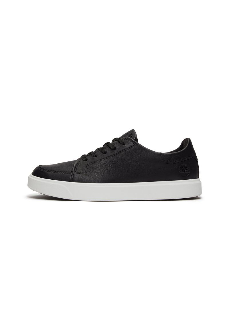 Zwarte leren sneakers met een gladde textuur, afgeronde neus en een witte rubberen zool. Voorzien van zwarte veters en een logo op de hiel.