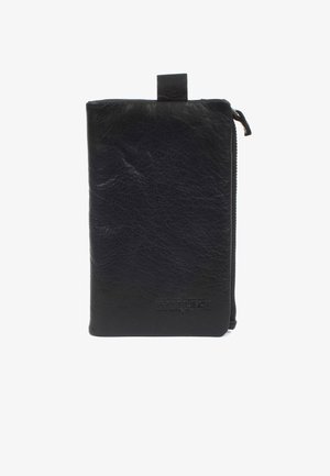 Schwarze Lederbörse mit strukturiertem Oberflächenfinish, vertikalem Design, Reißverschluss und einem prägenden Etikett auf der Vorderseite. Kompakt und funktional.