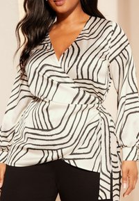 Curves Like These Bluse - white