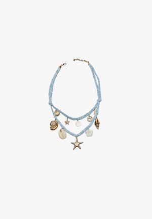 Jasnoniebieski pleciony naszyjnik z złotymi i białymi zawieszkami o tematyce morskiej, w tym rozgwiazdy, muszle i muszla stożkowa.