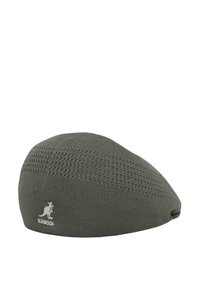 Berretto Kangol in verde oliva, realizzato in tessuto tessuto a trama. Presenta una forma arrotondata e un piccolo logo ricamato sul lato.