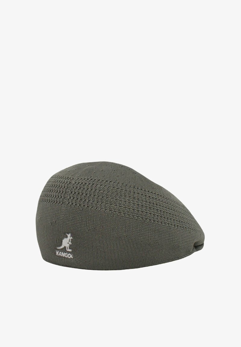 Berretto Kangol in verde oliva, realizzato in tessuto tessuto a trama. Presenta una forma arrotondata e un piccolo logo ricamato sul lato.