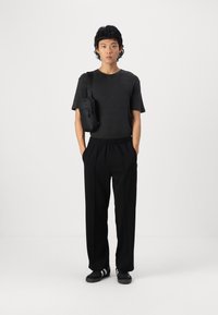 Only & Sons ONSASTON TRACK PANTS - Treningo apatinė dalis - black