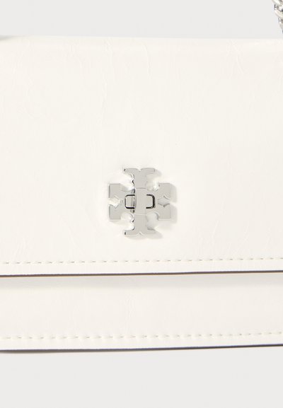 A mala de couro sintético branca apresenta uma superfície texturizada, um fecho metálico prateado com um design cruzado e costura em contraste ao longo das bordas.