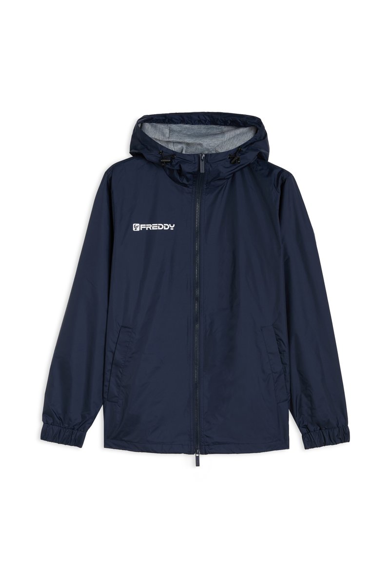 Cortavientos azul marino con capucha, cremallera frontal, puños elásticos, bolsillos laterales y el logo blanco "FREDDY" en el pecho izquierdo.