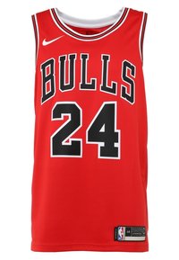 Červený basketbalový dres s černými akcenty, s nápisem "BULLS" a číslem "24" v tučném, kontrastním písmu. Obsahuje štítek s logem NBA na spodním lemu.