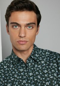 Next PRINTED SINGLE CUFF- REGULAR FIT - Shirt - green floral