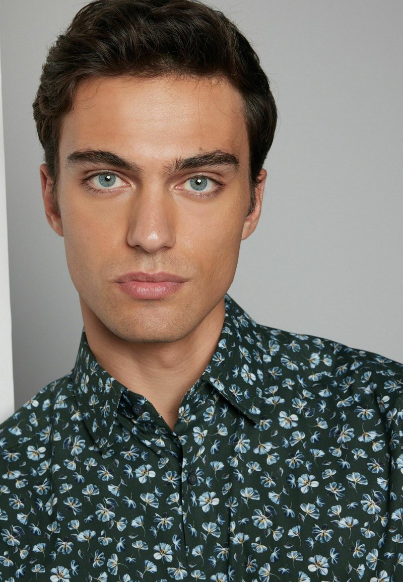 Next PRINTED SINGLE CUFF- REGULAR FIT - Chemise - green floral