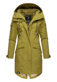 Parka verde, de lungime până la genunchi, cu glugă, mai multe buzunare și șnururi. Are o căptușeală interioară cu model și etichetă cu logo la tiv.