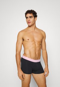 Calvin Klein Underwear LOW RISE TRUNK STRETCH 3 PACK - Cuecas boxer - grape glimmer/pale orchid/purple