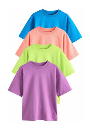 Cuatro camisetas de manga corta en azul, coral, verde neón y púrpura. Tejido de algodón, cuellos redondos y un corte holgado.