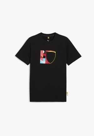 Maglietta nera in cotone con un design grafico multicolore caratterizzato da forme geometriche e uno scudo con contorno giallo. Maniche corte e colletto rotondo.