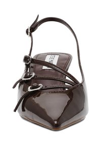 Scarpa col tacco in pelle verniciata marrone scuro con punta affusolata, tre cinturini stretti e chiusura con fibbia alla caviglia. Suola piatta.