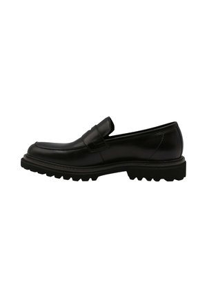 Mocassins en cuir noir avec un bout arrondi, un design court et une semelle en caoutchouc texturée avec un motif de traction distinct.