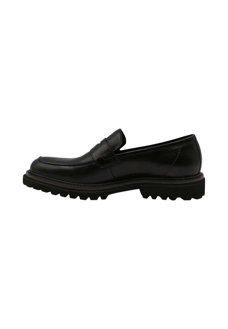 Mocassins en cuir noir avec un bout arrondi, un design court et une semelle en caoutchouc texturée avec un motif de traction distinct.
