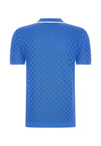 Sininen lyhythihainen polo-paita, jossa on ruudullinen tekstuurikuvio, ribbed-kaulus ja hihansuut sekä kontrastivalkoiset yksityiskohdat reunoilla.