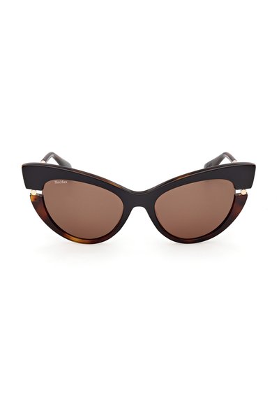 Lunettes de soleil œil de chat avec montures noires et écaille de tortue et verres teintés bruns, présentant un petit logo sur le verre supérieur gauche.