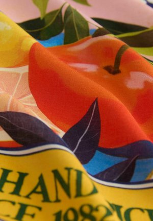 Foulard en tissu coloré avec des motifs de fruits orange et jaune, des feuilles vertes et un fond bleu. Texture douce, design vivant.