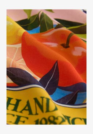Săculeț din țesătură colorată, cu modele de fructe portocalii și galbene, frunze verzi și un fundal albastru. Textură moale, design vibrant.