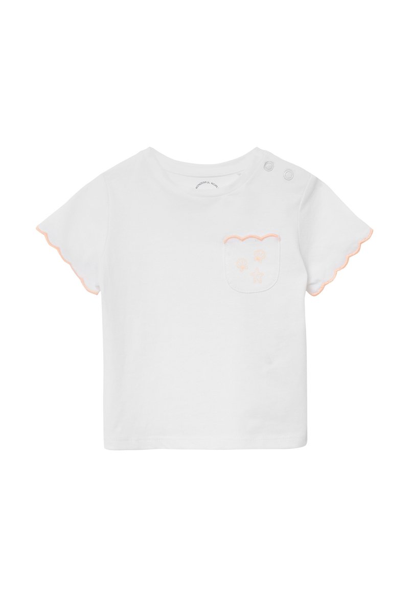 Weißes Baumwoll-T-Shirt mit einem gewellten Taschen- und Saumdesign. Verziert mit hellrosa Stickerei von Muscheln und einem Stern auf der Tasche. Zwei Druckknöpfe an der Schulter.
