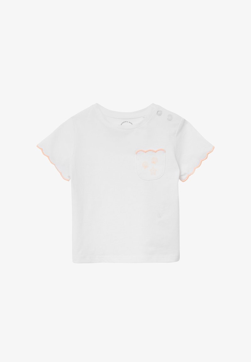 Witte katoenen t-shirt met een geschulpte zak en borden. Heeft lichtroze borduursel van schelpen en een ster op de zak. Twee drukknoopjes op de schouder.