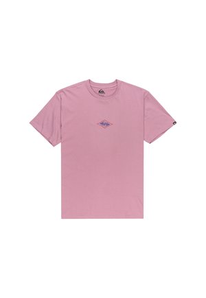 Camiseta de manga corta color malva con cuello redondo y pequeño logo de diamante púrpura y naranja centrado en el pecho.