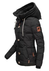 Veste rembourrée noire avec un col montant, des fermetures à boutons et des poignets côtelés ; elle présente une patch et une poche avant avec une fermeture éclair.