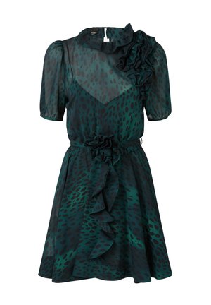 Vestido verde de manga corta con estampado de manchas negras, cuello con volantes y en los laterales, cintura ajustada con un acento floral y falda acampanada.