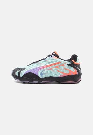 Hellblaue Sportschuhe mit schwarzen und orangefarbenen Akzenten, mesh-Obermaterial, einzigartiges Flammenmuster und einer gepolsterten Sohle für Unterstützung.