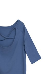 Niebieska, lekka bluzka z rękawami do trzech czwarci, z okrągłym dekoltem i krzyżującym się tyłem. Gładka faktura, bez wzorów i elementów metalowych.