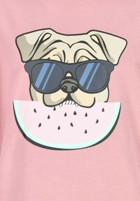 Rosa t-shirt med en grafik av en hund som bär solglasögon och håller en vattenmelonskiva med svarta frön och ljusgröna accenter.