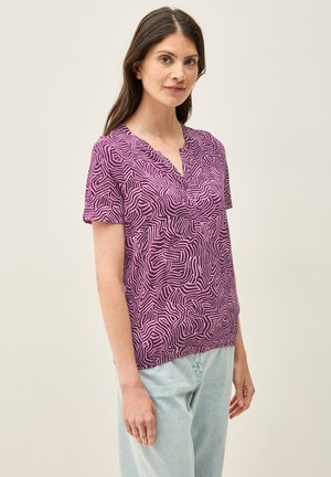 Top viola a maniche corte con un motivo bianco ondulato e testurizzato. Presenta un collo a V e una vestibilità rilassata, realizzato in materiale leggero.