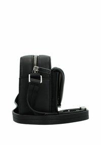 Borsa a tracolla sintetica nera con chiusura a zip, forma rettangolare piatta, tracolla regolabile e dettagli in metallo argentato.