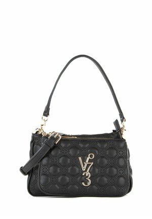 Bolso de mano negro con un patrón acolchado texturizado, herrajes dorados y un logotipo prominente. Cuenta con un asa superior única y una correa ajustable.