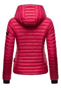 Roze pufferjack met capuchon, voorzien van een gewatteerd ontwerp. Textuur oppervlak met ribbelmanchetten en een logo op de mouw.