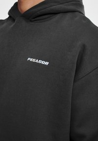 Pegador LOGO OVERSIZED  - Sweatshirt com capuz - black