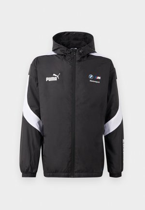 Sort vindjakke med hætte, med hvide detaljer og Puma og BMW Motorsport logoer foran. Letvægts, glat tekstur.