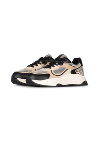 Sneaker aus einer Mischung von beigem Wildleder, schwarzem Leder und Mesh, mit einer klobigen weißen Sohle und strukturierten Akzenten an den Seiten.