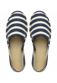 Espadrilles in tela a righe blu e bianche con suola in gomma naturale textured. Presentano bordi cuciti e un'etichetta con logo marrone.