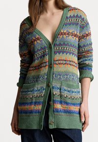 Stickad kofta med ett flerfärgat mönster i gröna, blå och varma toner. V-ringning, knappstängning och framfickor med strukturerade muddar.