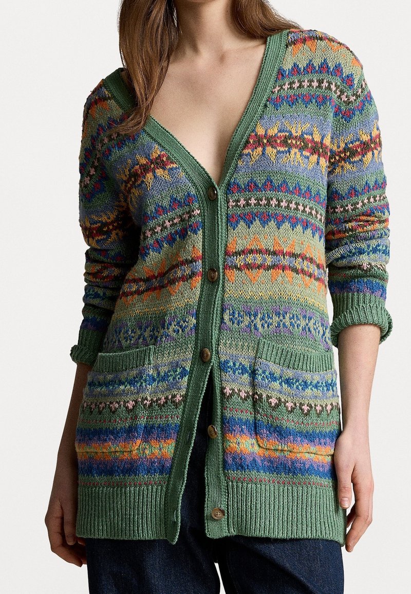 Stickad kofta med ett flerfärgat mönster i gröna, blå och varma toner. V-ringning, knappstängning och framfickor med strukturerade muddar.