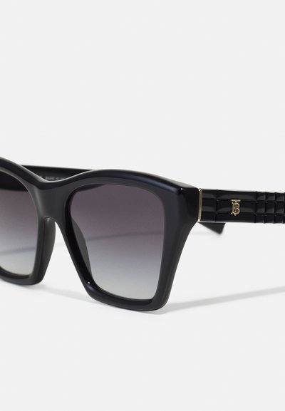 Occhiali da sole neri con montatura quadrata, lenti sfumate e aste nere testurizzate con accenti dorati del logo.