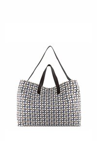 Tote bag met een witte basis voorzien van een rasterpatroon in marineblauw en bruin. Het heeft twee donkerbruine handvatten en een gestructureerde vorm.