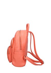 Zaino in pelle corallo con due tasche laterali con zip, texture liscia, spallacci regolabili e una maniglia superiore per un facile trasporto.