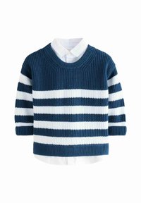Marineblau-weiß gestreifter Strickpullover mit kurzen Ärmeln, geripptem Stoff und rundem Halsausschnitt; über einem weißen Hemd mit Kragen getragen.